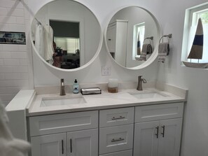 Douche, sèche-cheveux, serviettes fournies, savon