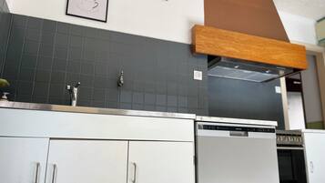 Een koelkast, een microgolfoven, een oven, een kookplaat