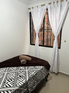4 habitaciones, tabla de planchar con plancha, internet y ropa de cama