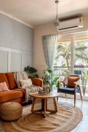 Smart TV, books - Coastal Calm by Da Alohas (Nerul)