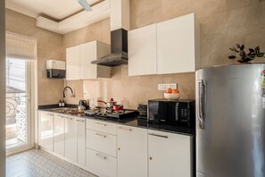 Superior Apartment, Pool View | Private kitchen | Fridge, microwave, oven, electric kettle