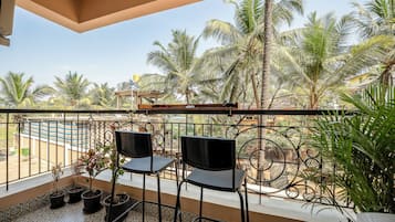 Apartamento superior, vista para a piscina | Vista da sacada