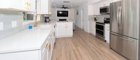 Micro-ondes, four, plaque de cuisson, lave-vaisselle