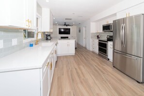 Mikrowelle, Ofen, Herdplatte, Geschirrspüler