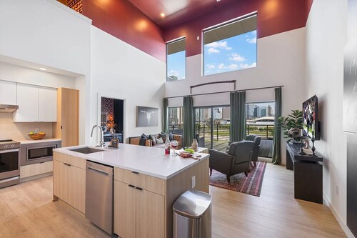 Skyline Views from Nashville Penthouse – Pool & Walkable to Broadway