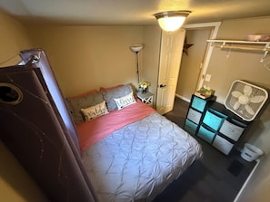 2 bedrooms, iron/ironing board, free WiFi, bed sheets - Cute little place (Shelton)