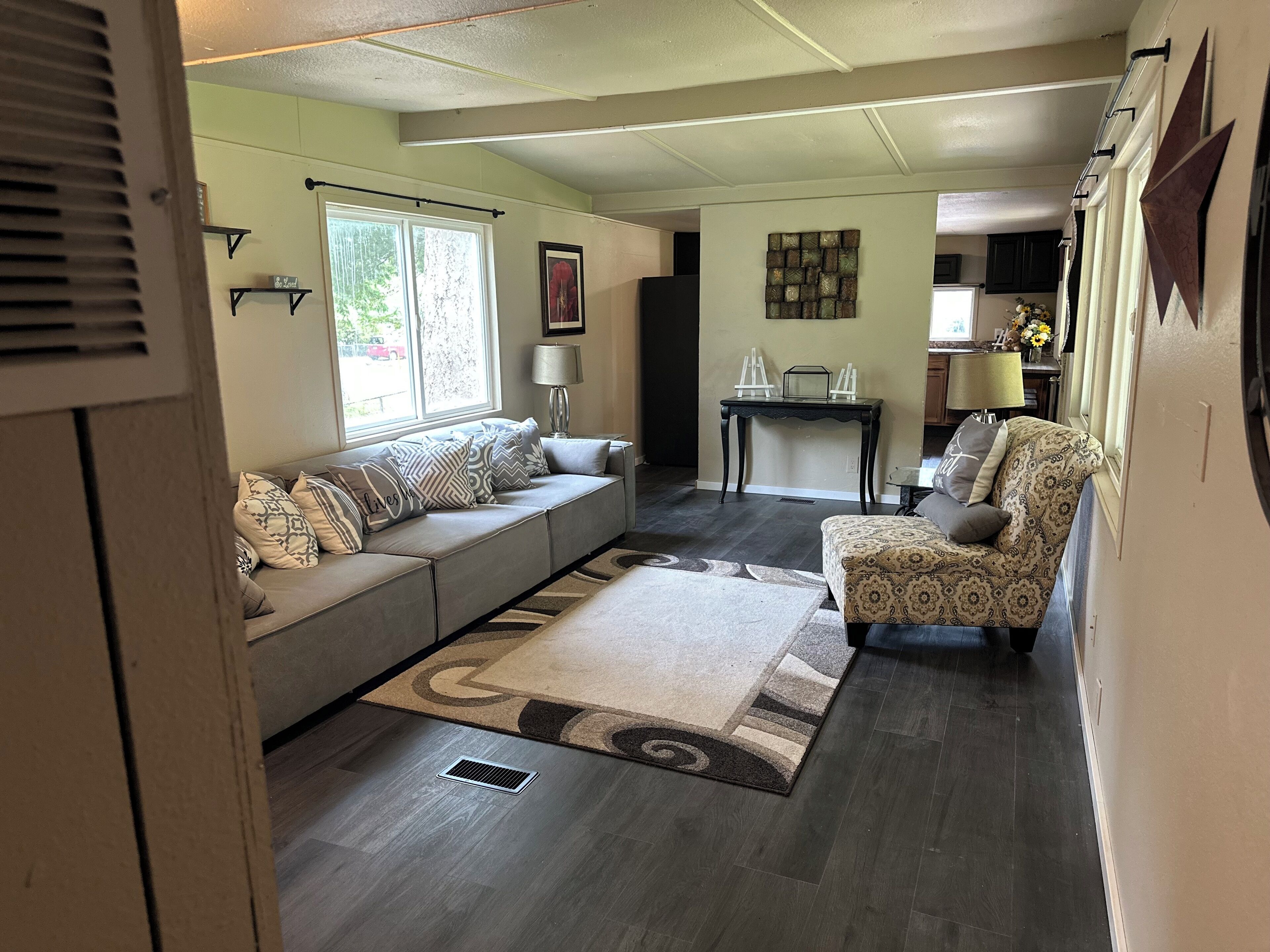 Een smart-tv, een open haard, een dvd-speler en boeken