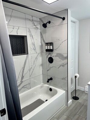 Haartrockner, Handtücher, Seife, Toilettenpapier