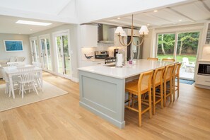 Micro-ondes, four, plaque de cuisson, lave-vaisselle