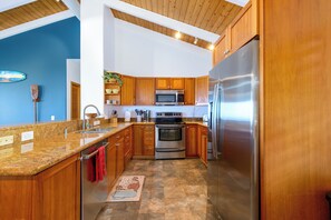 Mikrobølgeovn, ovn, kokeplater og oppvaskmaskin