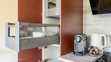 Fridge, oven, dishwasher, coffee/tea maker