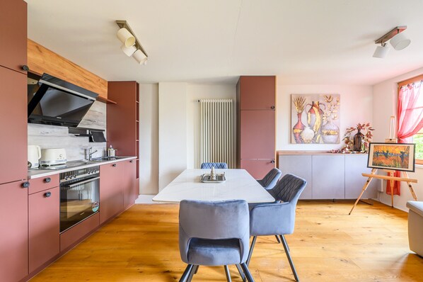 Kühlschrank, Ofen, Geschirrspüler, Wasserkocher mit Kaffee-/Teezubehör