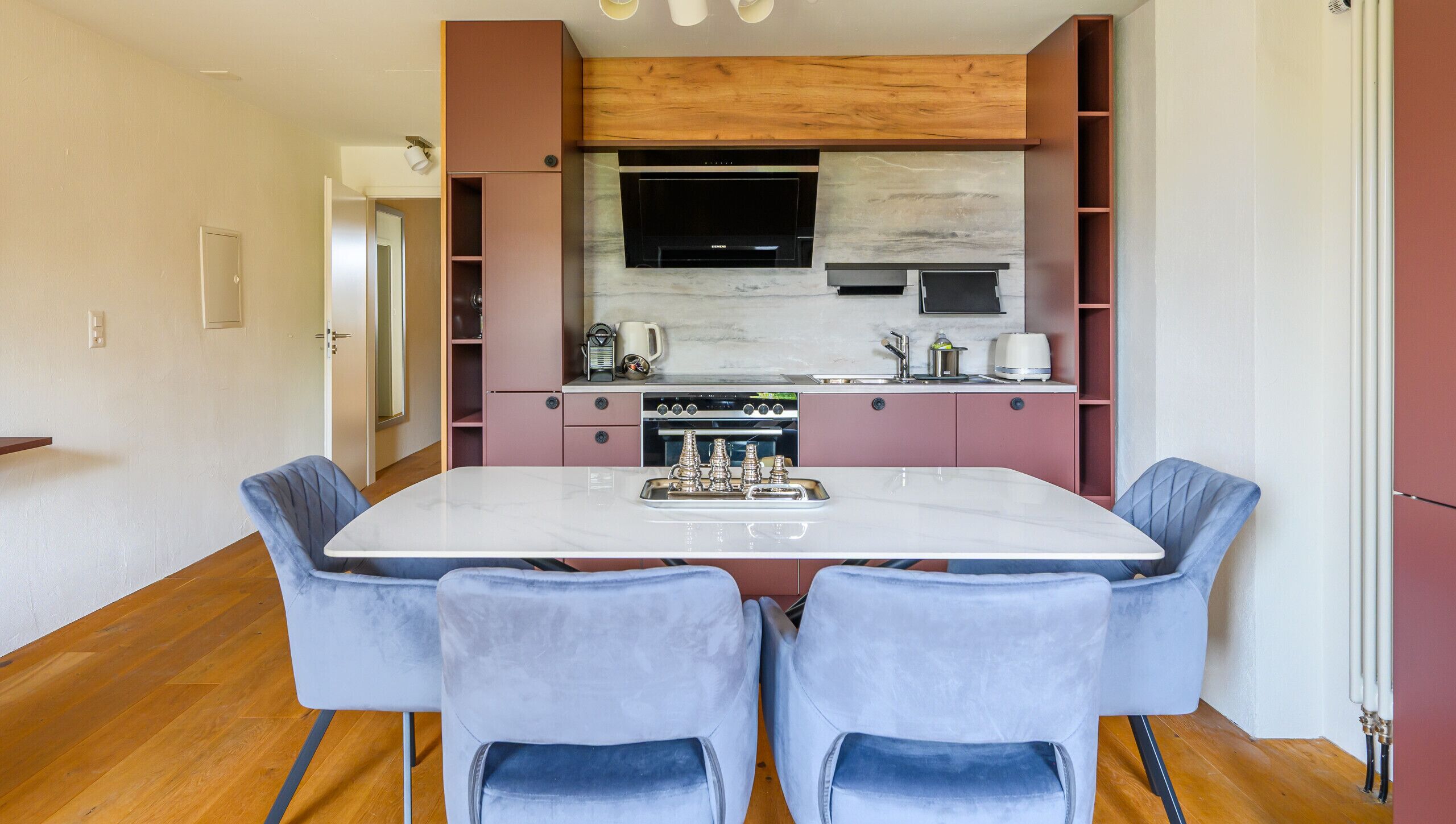 Kühlschrank, Ofen, Geschirrspüler, Wasserkocher mit Kaffee-/Teezubehör