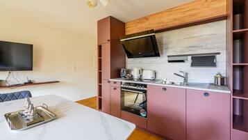 Fridge, oven, dishwasher, coffee/tea maker