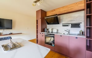 Fridge, oven, dishwasher, coffee/tea maker
