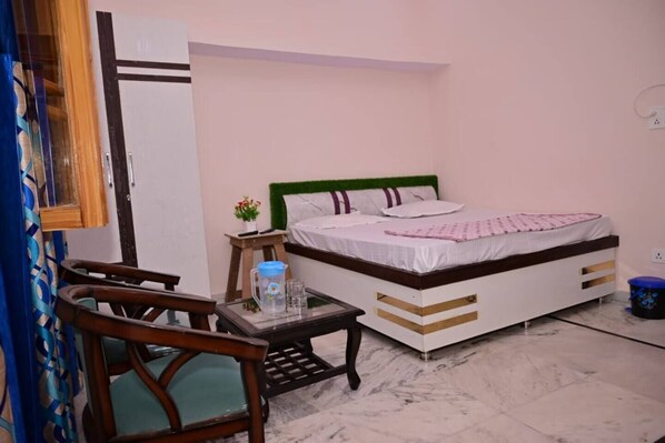 2 bedrooms, iron/ironing board, internet