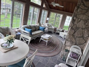 Smart TV - Spacious 3BR/2BA Lakeside Retreat - Modern Comfort, Historic Charm. (Lakeside)