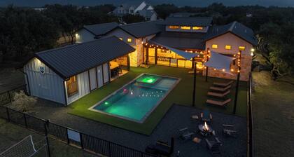 Charming 1-bedroom pool house in lovely Concan with AC and out door kitchen.