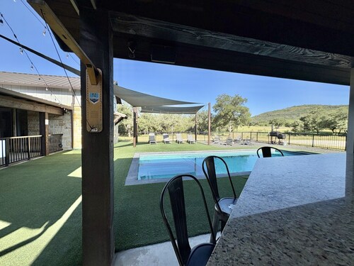 Charming 1-bedroom pool house in lovely Concan with AC and out door kitchen.