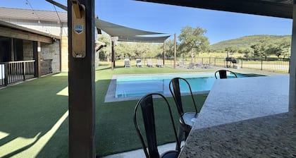 Charming 1-bedroom pool house in lovely Concan with AC and out door kitchen.