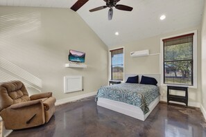 1 bedroom, WiFi, bed sheets - Charming 1-bedroom pool house in lovely Concan with AC and out door kitchen. (Concan)