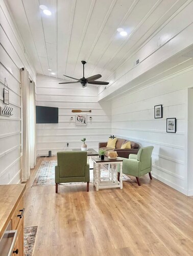 Cozy, new cottage close to Conley Bottom/Lake Cumberland!