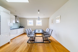 Dining - Casa Rheinblick - Apartment D - 3BR Penthouse with Rooftop Terrace (Basel)