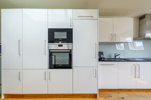 Frigorífico, horno, lavavajillas y cafetera o tetera