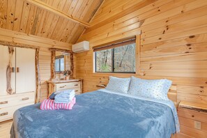 3 bedrooms, iron/ironing board, bed sheets - Stargazer Cabin-Look Up. Relax. Repeat. (Irvine)