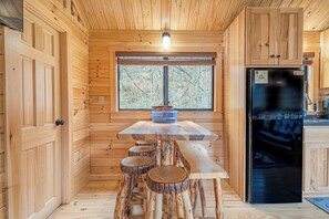Dining - Stargazer Cabin-Look Up. Relax. Repeat. (Irvine)