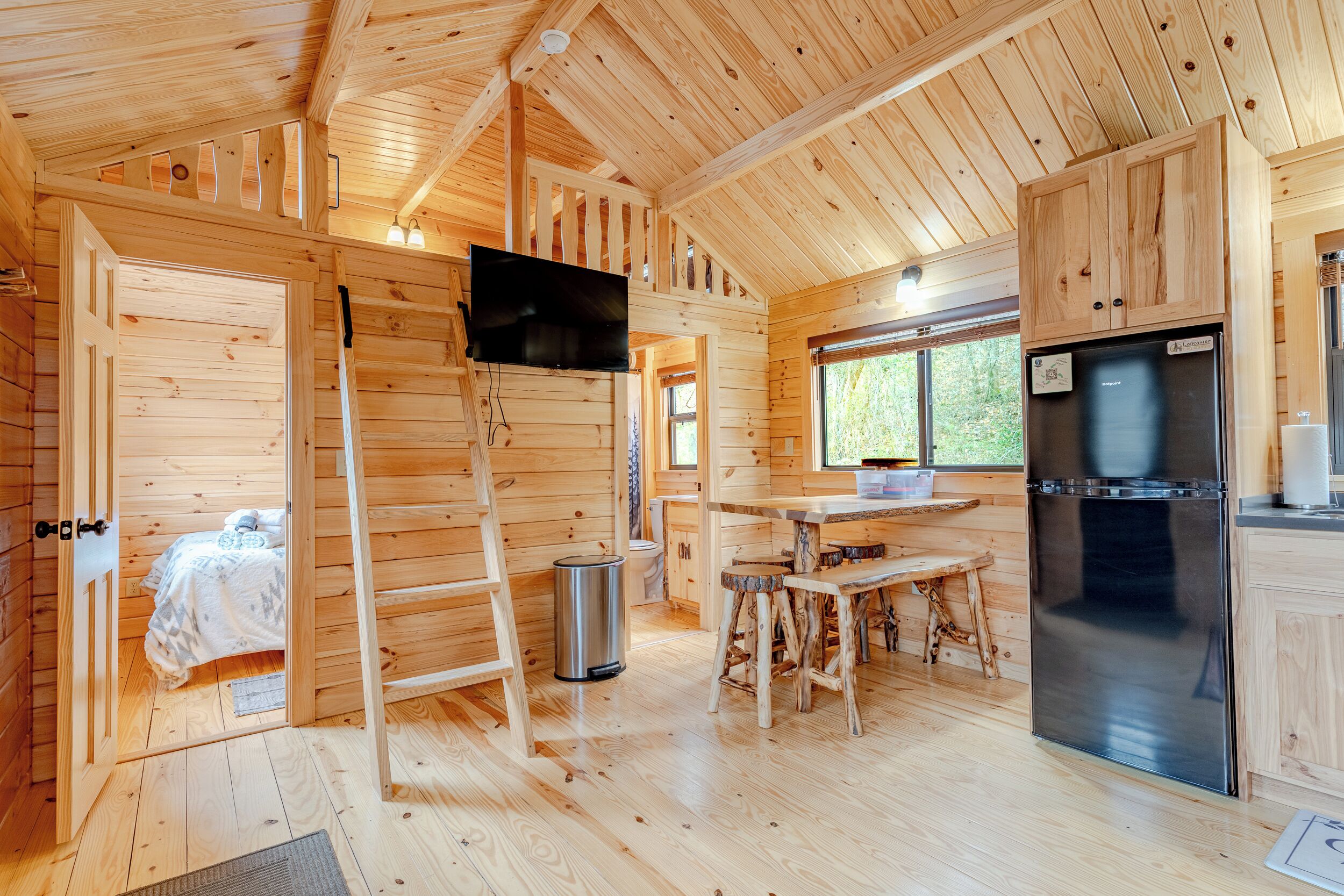 3 habitaciones, tabla de planchar con plancha y ropa de cama 