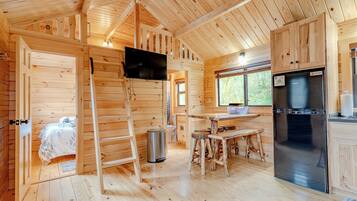 3 habitaciones, tabla de planchar con plancha y ropa de cama