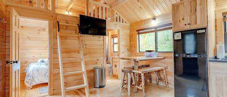 3 عدّة غرف نوم ومكواة/لوح كي وملاءات أسرّة