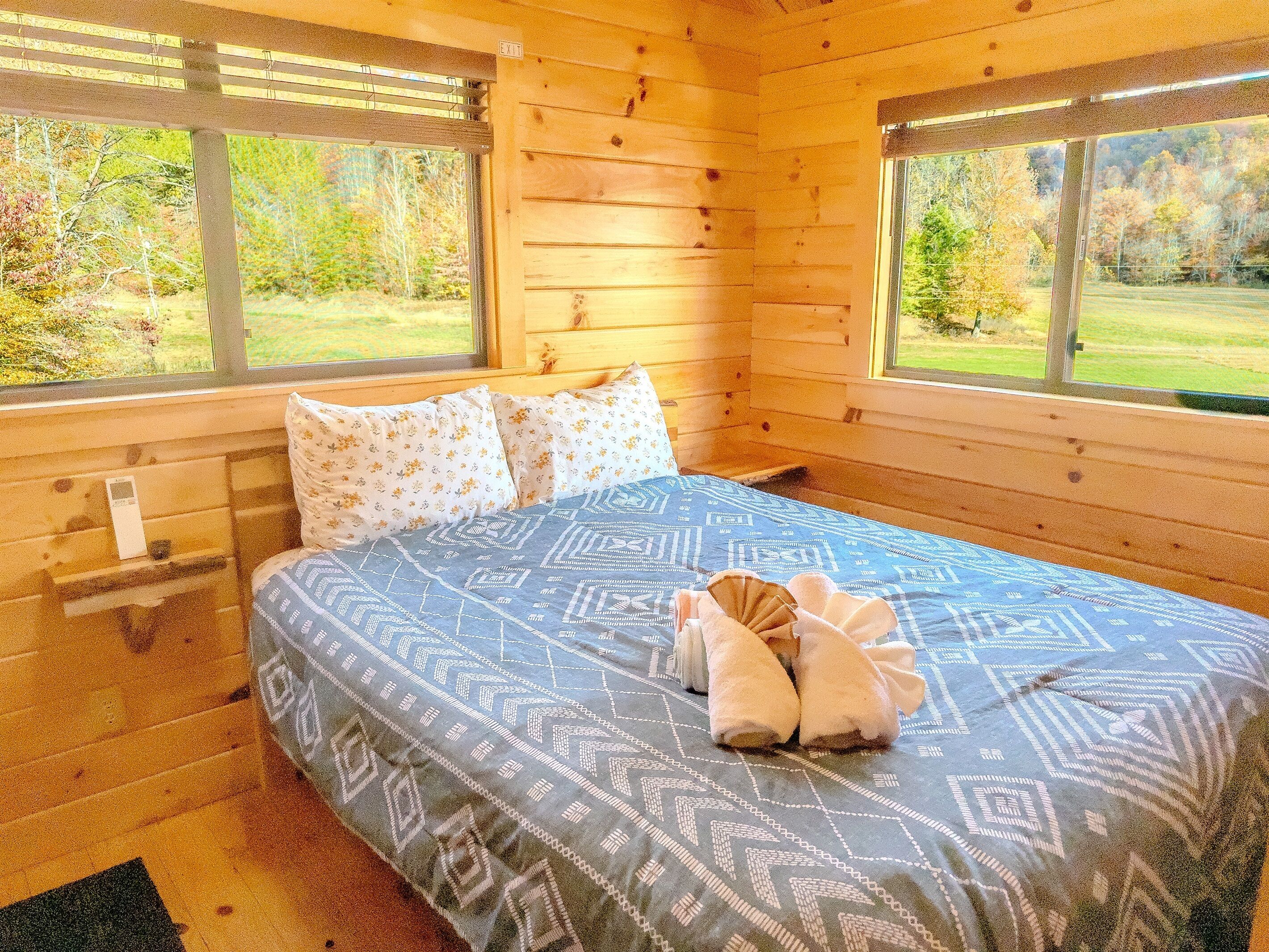 3 quartos, ferros/tábuas de passar roupa, roupa de cama