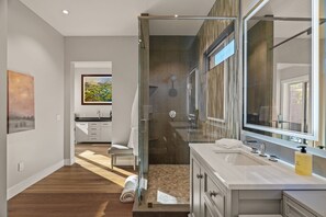 Doccia, asciugacapelli, bidet, asciugamani