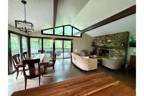 Smart TV, fireplace, stereo