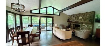 Mins to Hendersonville\Deck Views\Grill\Fireplace