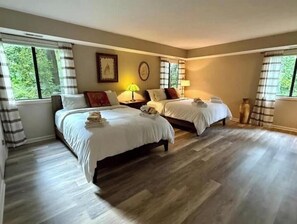 4 bedrooms, iron/ironing board, free WiFi, bed sheets
