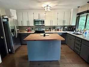 Réfrigérateur, four à micro-ondes, un four, surface de cuisson