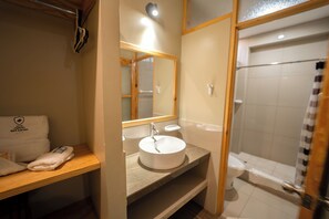 Un bagno d'albergo con lavandino, specchio e doccia.