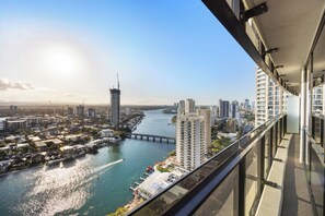 Un edificio alto con vista a un río y otros edificios.