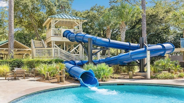 Ein Wasserpark mit einer mehrspurigen Wasserrutsche und einem Pool.
