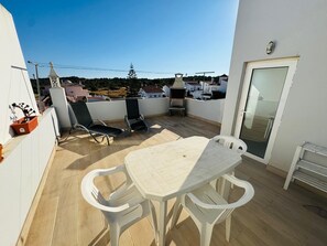Outdoor dining - Two bedroom townhouse with private terrace (Portimão)
