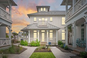 House (4 Bedrooms) | Exterior