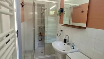 Een douche, een haardroger, handdoeken, zeep