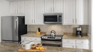 Frigorifero, microonde, forno, piano cottura