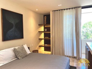 Caja de seguridad en la habitación y tabla de planchar con plancha