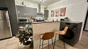 Refrigerador, microondas, horno y parrilla de estufa