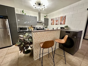 Frigorífico, microondas, horno y placa de cocina