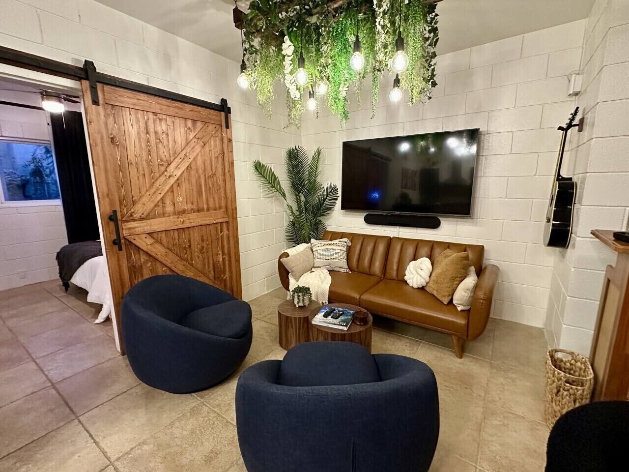 スマートテレビ、書庫、ステレオ、書斎 / ワークスペース